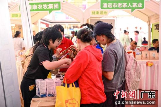 市民购买清新区特色农产品。通讯员 供图 市民购买清新区特色农产品。通讯员 供图