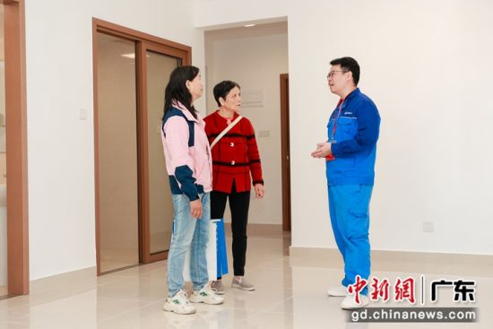 回迁居民参观安置房样板房间。 张蔧月 摄 回迁居民参观安置房样板房间。 张蔧月 摄