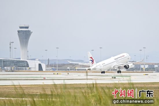 首航航班在第五跑道上起飞。记者 陈骥旻 摄 首航航班在第五跑道上起飞。记者 陈骥旻 摄