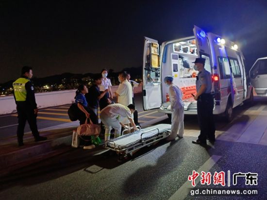 救援现场。东莞南站派出所供图 救援现场。东莞南站派出所供图