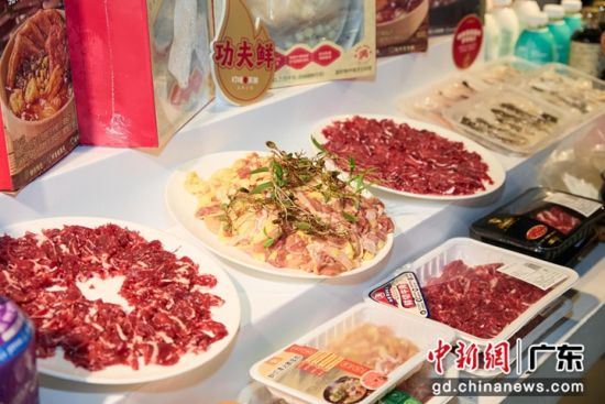 潮汕手工鲜切牛肉、手工鲜切脆皮鸡等多款新品为“广东火锅季”增“鲜”。彭程 摄 潮汕手工鲜切牛肉、手工鲜切脆皮鸡等多款新品为“广东火锅季”增“鲜”。彭程 摄