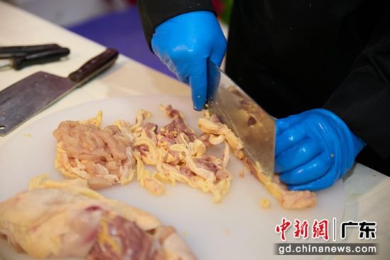 手工鲜切脆皮鸡。彭程 摄 手工鲜切脆皮鸡。彭程 摄