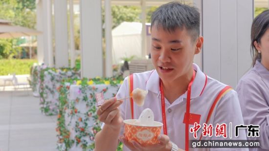 跳水奥运会冠军张雁全品尝虾饺。主办方 供图 跳水奥运会冠军张雁全品尝虾饺。主办方 供图