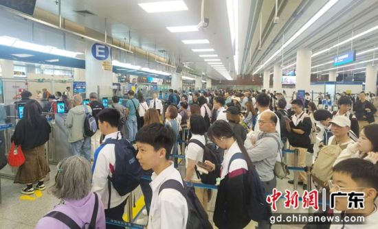 大批经福田口岸入境的香港旅客挤满智能快捷通道区域。黄俊生 摄 大批经福田口岸入境的香港旅客挤满智能快捷通道区域。黄俊生 摄