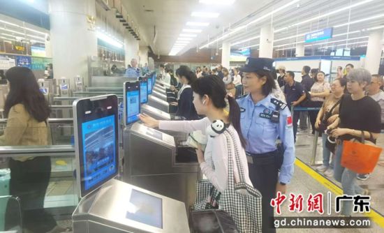 皇岗边检站民警在福田口岸入境大厅智能快捷通道区域指导旅客“刷脸”快速通关。黄俊生 摄 皇岗边检站民警在福田口岸入境大厅智能快捷通道区域指导旅客“刷脸”快速通关。黄俊生 摄