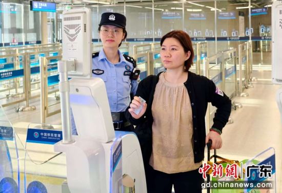 皇岗边检站民警指导首次经福田口岸智能快捷通道入境香港旅客“刷脸”通关。皇岗边检站供图 皇岗边检站民警指导首次经福田口岸智能快捷通道入境香港旅客“刷脸”通关。皇岗边检站供图