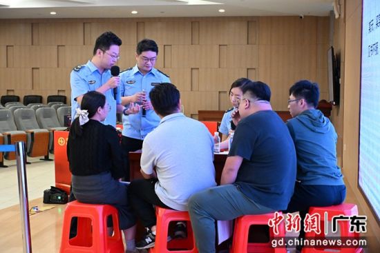 情景模拟环节,参赛选手认真介绍依法信访流程。主办方 供图 情景模拟环节,参赛选手认真介绍依法信访流程。主办方 供图