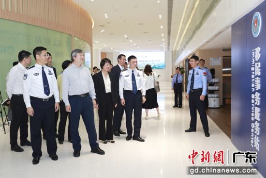 皇岗边检站、深圳市公安局出入境管理支队、深圳市河套发展署和福田区委区政府等相关部门负责人出席移民事务服务站启用活动。翁昌耀 摄 皇岗边检站、深圳市公安局出入境管理支队、深圳市河套发展署和福田区委区政府等相关部门负责人出席移民事务服务站启用活动。翁昌耀 摄