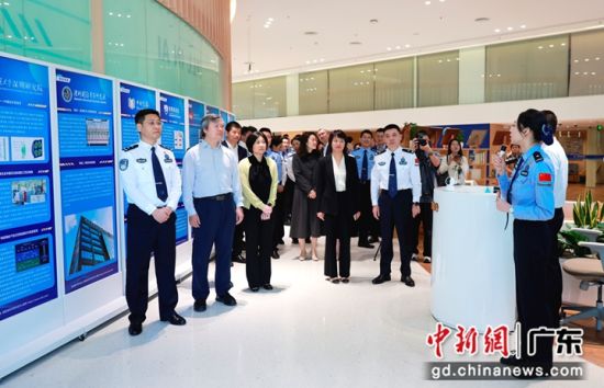 皇岗边检站、深圳市公安局出入境管理支队、深圳市河套发展署和福田区委区政府等相关部门负责人参观移民事务服务站。 翁昌耀 摄 皇岗边检站、深圳市公安局出入境管理支队、深圳市河套发展署和福田区委区政府等相关部门负责人参观移民事务服务站。 翁昌耀 摄