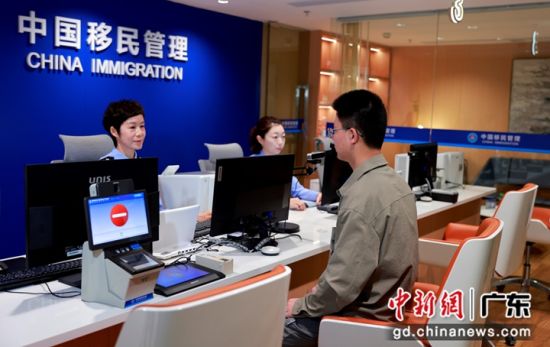 伟光联公司的曹先生成为首位到河套e站通办理出入境车辆备案手续的受惠者。翁昌耀 摄 伟光联公司的曹先生成为首位到河套e站通办理出入境车辆备案手续的受惠者。翁昌耀 摄