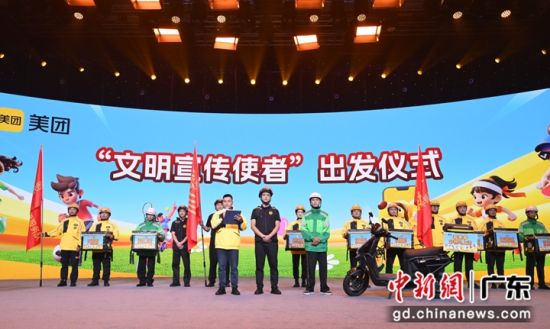 美团骑手宣读文明宣传倡议书。佳音 摄 美团骑手宣读文明宣传倡议书。佳音 摄