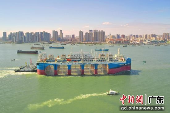 缓缓进港的“湛江湾1号”。李乾源 摄 缓缓进港的“湛江湾1号”。李乾源 摄