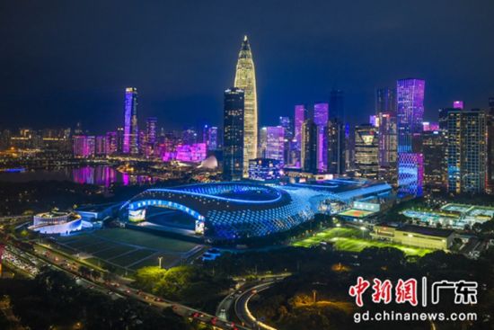 夜幕下,灯光璀璨的深圳湾体育中心。通讯员 供图 夜幕下,灯光璀璨的深圳湾体育中心。通讯员 供图