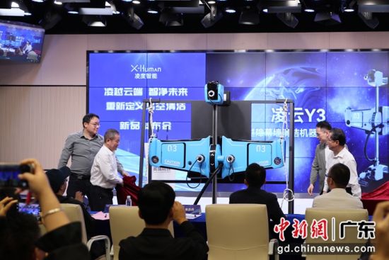 黄埔高端制造产品密集发布,凌度智能高空清洁机器人“天花板”产品吸睛。李剑锋 摄 黄埔高端制造产品密集发布,凌度智能高空清洁机器人“天花板”产品吸睛。李剑锋 摄