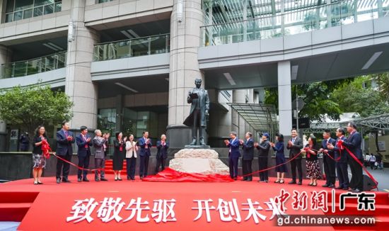 柯麟医生铜像揭幕。中山一院 供图 柯麟医生铜像揭幕。中山一院 供图