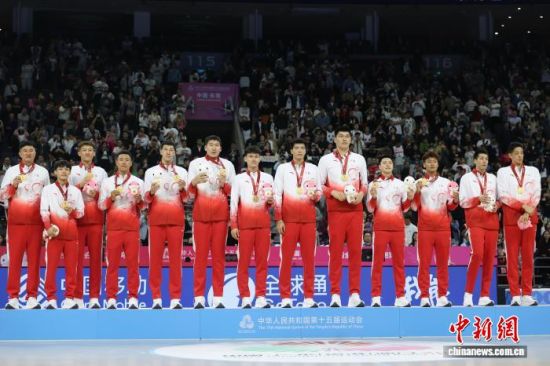 11月12日晚,第十五届全国运动会篮球项目男子成年组金牌赛在东莞篮球中心举行,广东队101比65战胜浙江队夺得冠军。图为广东队登上领奖台。 中新社记者 盛佳鹏 摄 11月12日晚,第十五届全国运动会篮球项目男子成年组金牌赛在东莞篮球中心举行,广东队101比65战胜浙江队夺得冠军。图为广东队登上领奖台。 中新社记者 盛佳鹏 摄