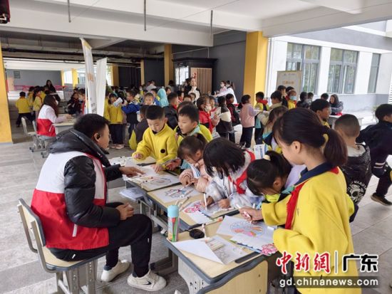 广州“心桥相通”青少年心理健康公益活动走进贵州。通讯员 供图 广州“心桥相通”青少年心理健康公益活动走进贵州。通讯员 供图