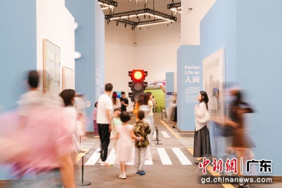 观众观展。主办方供图 观众观展。主办方供图