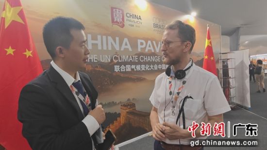 南方电网深圳供电局代表在会场与外国人士交流绿电绿证实践经验。郑诚然 摄 南方电网深圳供电局代表在会场与外国人士交流绿电绿证实践经验。郑诚然 摄