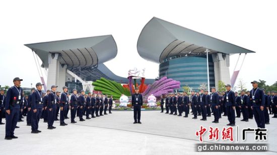 开幕式场馆前的广州市消防救援支队指战员。通讯员 供图 开幕式场馆前的广州市消防救援支队指战员。通讯员 供图