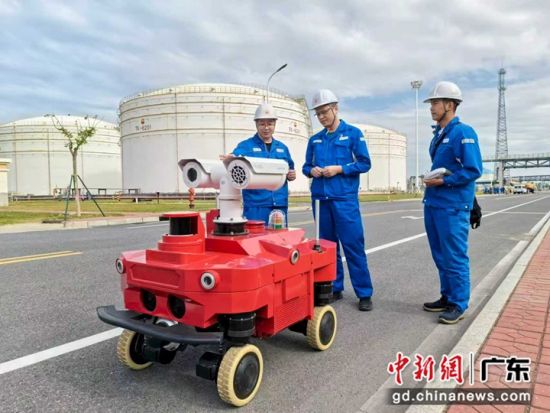 智能管廊“巡弋”机器人。刘真 摄 智能管廊“巡弋”机器人。刘真 摄