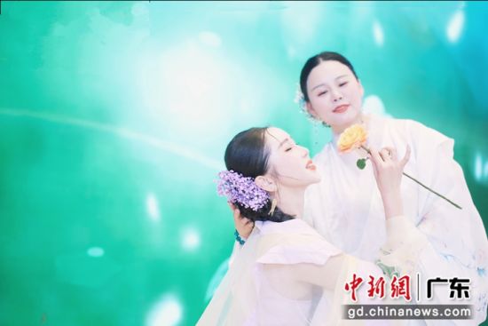 世界纪录认证启动仪式现场,身穿汉服起舞展示。 世界纪录认证启动仪式现场,身穿汉服起舞展示。