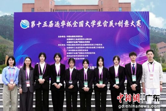 深圳龙岗二职参赛师生合影。学校供图 深圳龙岗二职参赛师生合影。学校供图