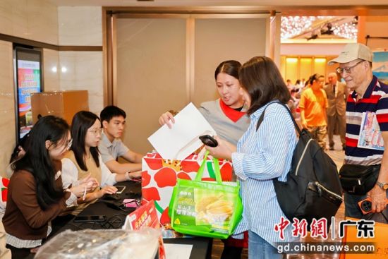 市民咨询出境游产品。李志强 摄 市民咨询出境游产品。李志强 摄