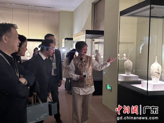 艺术家施珍(右一)正在向嘉宾介绍展出的作品。邓媛雯 摄 艺术家施珍(右一)正在向嘉宾介绍展出的作品。邓媛雯 摄