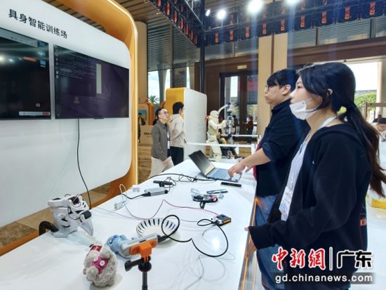与会者了解具身智能训练场。罗云鹏 摄 与会者了解具身智能训练场。罗云鹏 摄