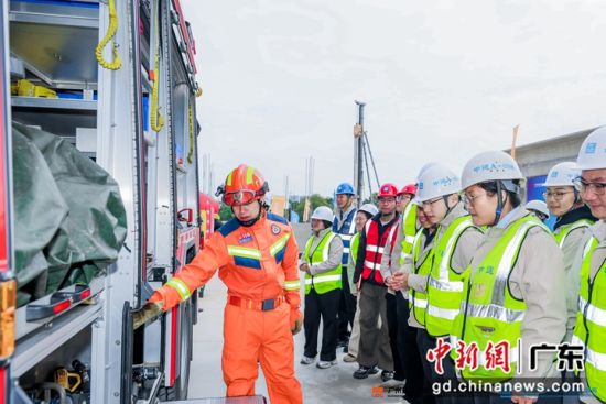 消防队员对施工人员科普。中建四局 供图 消防队员对施工人员科普。中建四局 供图