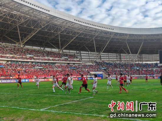 广东“省超”四强赛比赛现场。谢剑锋 摄 广东“省超”四强赛比赛现场。谢剑锋 摄