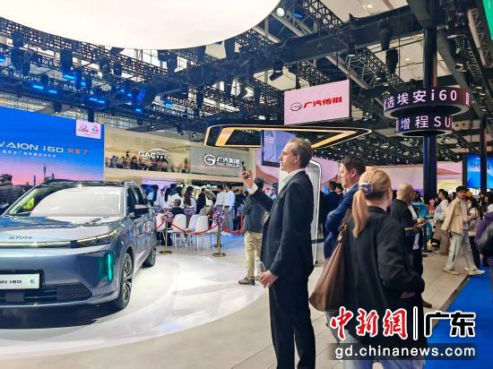 正在举行的第二十三届广州国际汽车展览会(简称:广州车展)上,广汽集团展位吸引外国客商拍照,参观。记者 王华 摄 正在举行的第二十三届广州国际汽车展览会(简称:广州车展)上,广汽集团展位吸引外国客商拍照,参观。记者 王华 摄