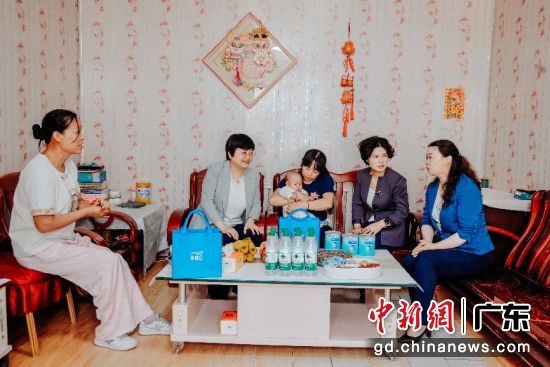 用爱传递·更好开始项目走进新疆博州母婴家庭。通讯员 供图 用爱传递·更好开始项目走进新疆博州母婴家庭。通讯员 供图