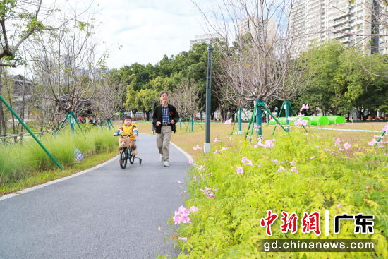碧波荡漾,花影婆娑的扶胥古运河生态宜人 。李剑锋 摄 碧波荡漾,花影婆娑的扶胥古运河生态宜人 。李剑锋 摄