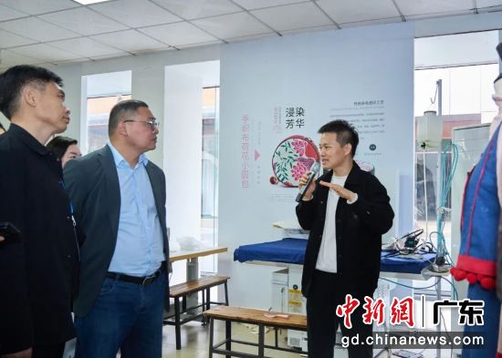 ��ѵ��һ���߷÷����Ĵ����ġ�ͨѶԱ��ͼ