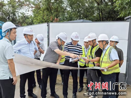 项目相关人员现场研讨施工方案。中铁二十三局供图 项目相关人员现场研讨施工方案。中铁二十三局供图