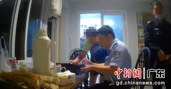 警方为事主切断诈骗分子操控链路。刘丰源 摄 警方为事主切断诈骗分子操控链路。刘丰源 摄