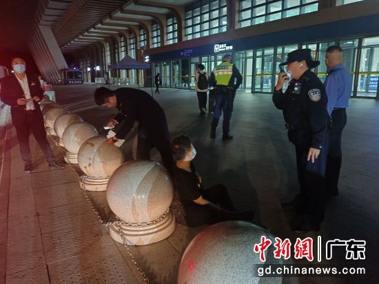民警及时援助。东莞南站派出所供图 民警及时援助。东莞南站派出所供图