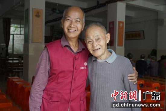 餐厅志愿者,右为88岁退伍老兵张兴。蓝态供图 餐厅志愿者,右为88岁退伍老兵张兴。蓝态供图