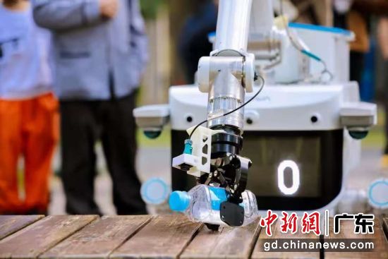 酷哇轮足机器人R0正在拾取瓶体垃圾。主办方供图 酷哇轮足机器人R0正在拾取瓶体垃圾。主办方供图