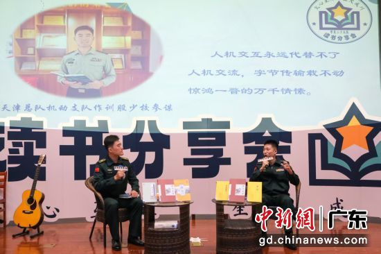 主持人与分享者对话。江万里 摄 主持人与分享者对话。江万里 摄