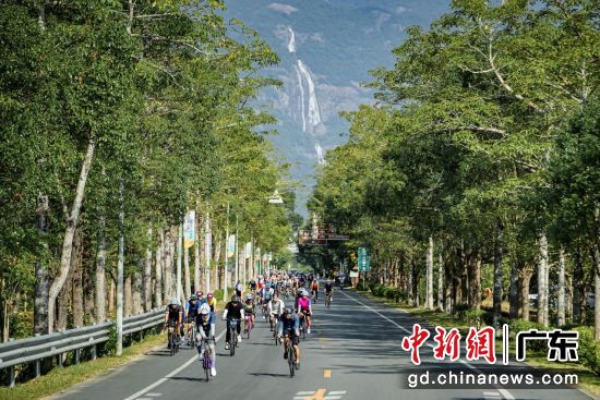 骑行者在环南昆山-罗浮山高质量发展引领区骑行。 (主办方供图) 骑行者在环南昆山-罗浮山高质量发展引领区骑行。 (主办方供图)