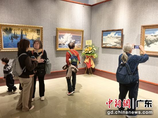 市民参观梁君令先生艺术回顾展。 记者 张璐 摄 市民参观梁君令先生艺术回顾展。 记者 张璐 摄