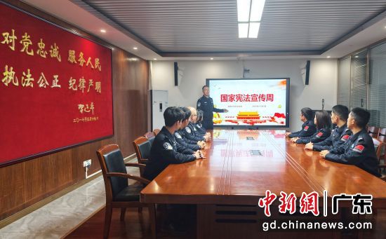 皇岗边检站开展宪法专题学习会。皇岗边检站供图 皇岗边检站开展宪法专题学习会。皇岗边检站供图