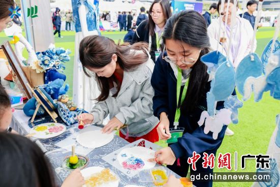 精品社团互动体验摊位。广州市公用事业技师学院供图 精品社团互动体验摊位。广州市公用事业技师学院供图