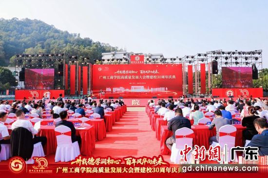 11��6�գ����ݹ���ѧԺ���и�������չ����߽�У30������䡣ѧУ��ͼ