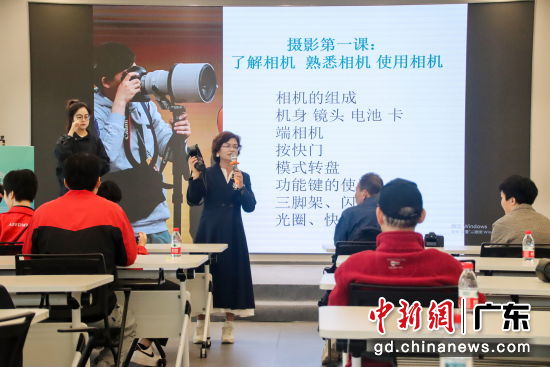 培训邀请到“快门无声”听障青少年摄影培养计划创始人朱习担纲首讲。关铭荣 摄 培训邀请到“快门无声”听障青少年摄影培养计划创始人朱习担纲首讲。关铭荣 摄