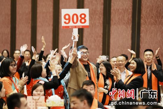 现场竞拍。主办方供图 现场竞拍。主办方供图