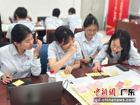 复合人才库、“工艺质量”、“党建·管理”人才库学员共同开展人才评价标签开发项目攻关。 刘璐 摄 复合人才库、“工艺质量”、“党建·管理”人才库学员共同开展人才评价标签开发项目攻关。 刘璐 摄